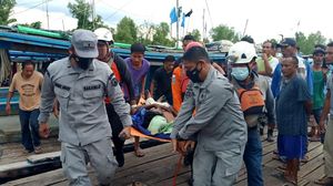 Momen Evakuasi Nelayan yang Keracunan Gas Freon AC di Sambas
