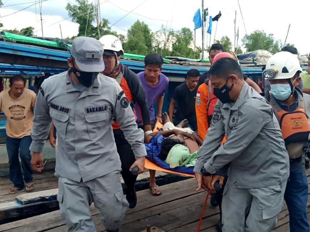 Momen Evakuasi Nelayan yang Keracunan Gas Freon AC di Sambas