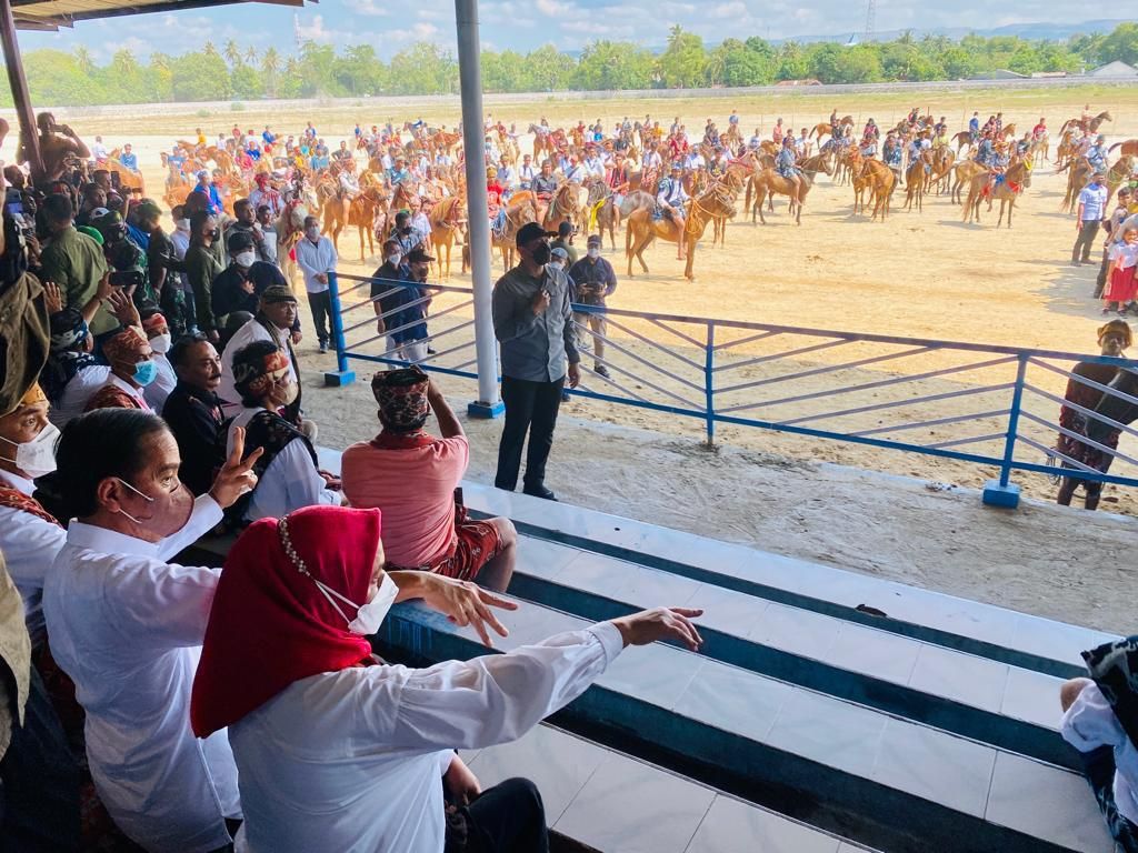 Momen Jokowi-Iriana Nonton Pacuan Kuda di Sumba Timur