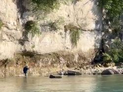 Video: Momen Mengharukan, Ridwan Kamil Susuri Sungai Mencari Eril