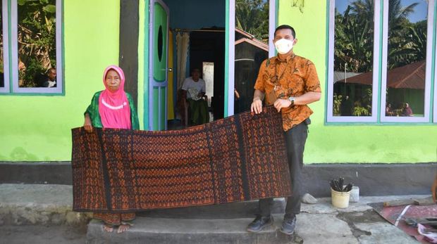 Seorang warga lansia asal Ende, NTT bernama Sofia sempat menunggu di jalanan untuk meminta uang ke Presiden Jokowi. Meski tak bertemu, Jokowi mengirim utusan untuk memberikan bantuan kepada Sofia.