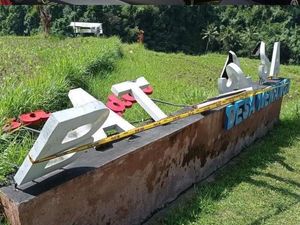 Pelang Nama Desa Adat Batusesa Karangasem Dirusak Oknum