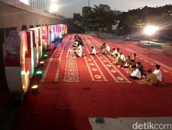 ASN Makassar Salat Subuh di Pantai Losari Jelang Danny Mutasi Eselon III-IV