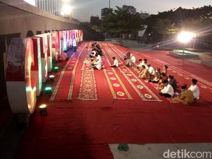 ASN Makassar Salat Subuh di Pantai Losari Jelang Danny Mutasi Eselon III-IV ASN Makassar Salat Subuh di Pantai Losari Jelang Danny Mutasi Eselon III-IV