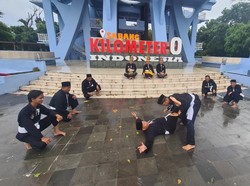 Melihat Atraksi Pencak Silat di KM 0 Indonesia