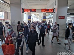 Cerita Penumpang KRL Telat Kerja Gegara Transit di Stasiun Manggarai