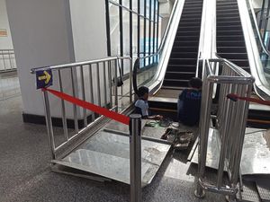 Eskalator di Stasiun Manggarai yang Mati Sedang Diperbaiki