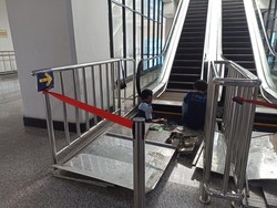 Eskalator di Stasiun Manggarai yang Mati Sedang Diperbaiki