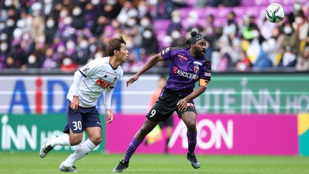 Peter Utaka, pesepakbola asal Nigeria yang bermain di Liga Jepang bersama Kyoto Sanga.