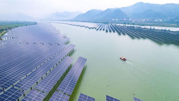 Nih PLTS Hibrid di China, Siang Solar Panel, Malam Pakai Air Pasang