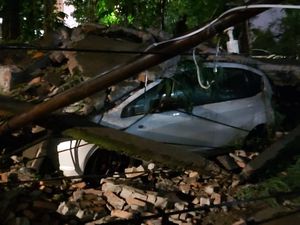 2 Mobil di Jaksel Tertimpa Tembok-Pohon Tumbang Akibat Hujan-Angin Kencang