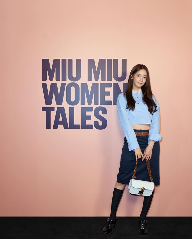 Potret Yoona dalam kampanye terbaru brand Miu Miu.