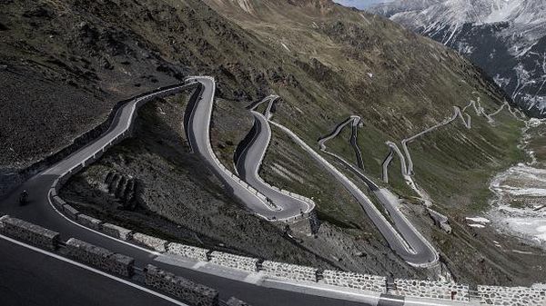 Punya 48 Tikungan, Ini Jalanan Paling Menantang di Dunia