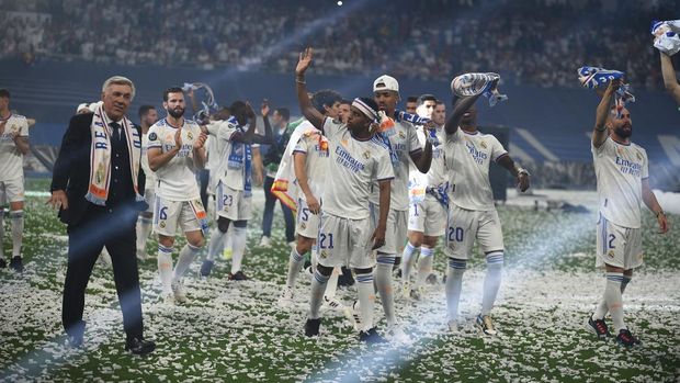 MADRID, SPAIN - MAY 29:  Real Madrid manager Carlo Ancelotti walks with his team during celebrations at estadio Santiago Bernabeu after winning the UEFA Champions League Final  on May 29, 2022 in Madrid, Spain. (Photo by Denis Doyle/Getty Images)