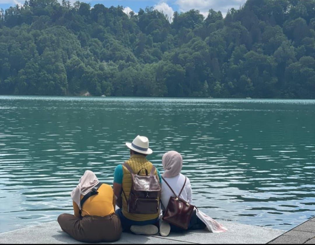 Ridwan Kamil dan keluarga di Sungai Aare.