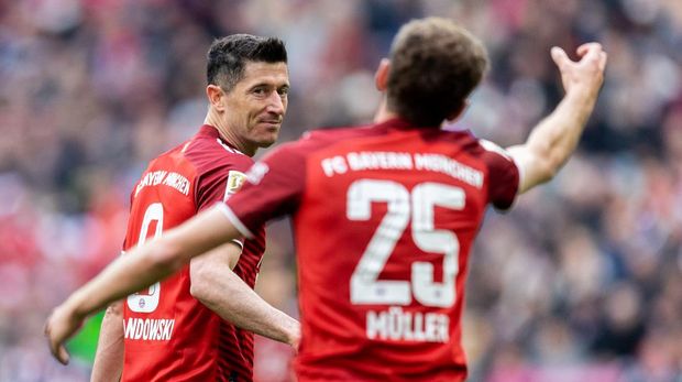 MUNICH, GERMANY - APRIL 23: Thomas Mueller of FC Bayern Muenchen gestures with Robert Lewandowski of FC Bayern Muenchen during the Bundesliga match between FC Bayern München and Borussia Dortmund at Allianz Arena on April 23, 2022 in Munich, Germany. (Photo by Boris Streubel/Getty Images)