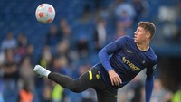 Ross Barkley cuma bermain sekali di Liga Inggris musim lalu. Pemain yang digaji sebesar Rp 1,7 miliar per pekan ini sepertinya akan berada di pintu keluar Stamford Bridge musim panas ini (Getty Images)