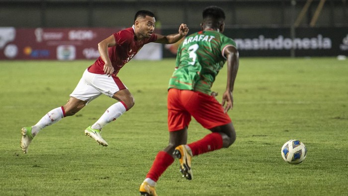 Pesepak bola Timnas Indonesia Saddil Ramdani (kiri) mengejar bola dibayangi pesepak bola Bangladesh Yeasin Arafat (kanan) saat laga persahabatan FIFA di Stadion Si Jalak Harupat, Kabupaten Bandung, Jawa Barat, Rabu (1/6/2022). Pertandingan tersebut berakhir dengan skor 0-0. ANTARA FOTO/M Agung Rajasa/nz