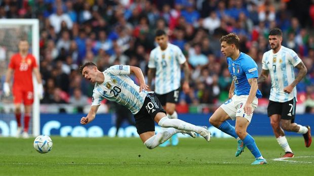 Soccer Football - Finalissima - Italy v Argentina - Wembley Stadium, London, Britain - June 1, 2022 Argentina's Giovani Lo Celso in action with Italy's Nicolo Barella REUTERS/David Klein