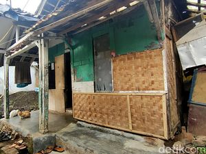 Bupati Janji Renovasi Rumah Fajar, Pelajar Garut yang Masuk ITB Bupati Janji Renovasi Rumah Fajar, Pelajar Garut yang Masuk ITB