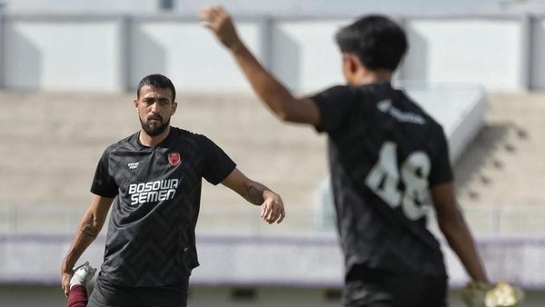 Striker PSM Makassar, Everton Nascimento melakukan pemanasan sebelum PSM Vs Persita