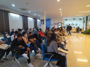 M-Paspor Kerap Bermasalah Jadi Pemicu Antrean di Imigrasi Denpasar M-Paspor Kerap Bermasalah Jadi Pemicu Antrean di Imigrasi Denpasar