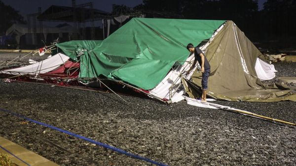Diguyur Hujan Deras, Tenda untuk Lebaran Depok Roboh