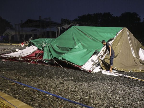 Diguyur Hujan Deras, Tenda untuk Lebaran Depok Roboh