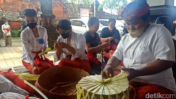 Tengok Lagi Kemeriahan Lomba Membuat Gebogan-Lawar di Bali