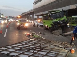 Truk Nyangkut Separator di Km 8 Tol Jagorawi, Lalin ke Jakarta Macet