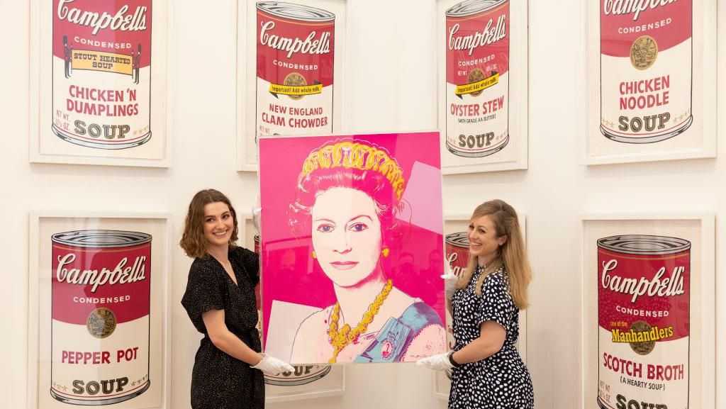 Wah! Lukisan Warhol tentang Ratu Elizabeth II Dilelang Rp 2,7 M