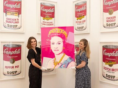 Wah! Lukisan Warhol tentang Ratu Elizabeth II Dilelang Rp 2,7 M