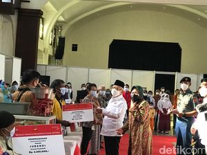 Wapres Turut Salurkan Bansos-Modal Usaha Rp 82 Juta di Surabaya