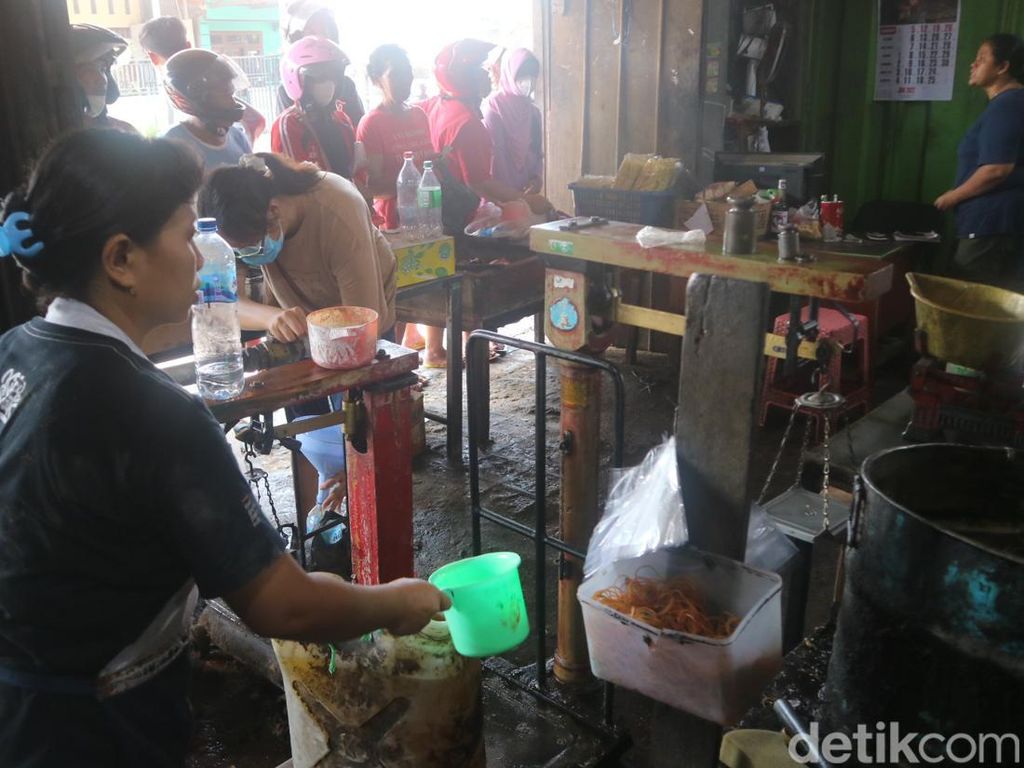 Subsidi Dicabut, Minyak Goreng Curah di Pati Laris Diborong