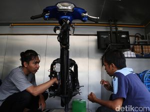 Warga Rusun Jatinegara Barat Diajari Perbengkelan dan Tune Up Motor Warga Rusun Jatinegara Barat Diajari Perbengkelan dan Tune Up Motor