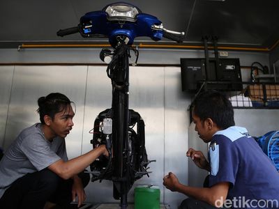 Warga Rusun Jatinegara Barat Diajari Perbengkelan dan Tune Up Motor
