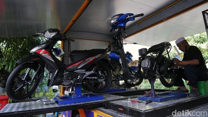 Pusat Pelatihan Kerja Daerah Jakarta Timur menggelar kegiatan training MTU (Mobile Training Unit) di Rusun Jatinegara Barat. Warga diajari servis dan tune up mesin motor.