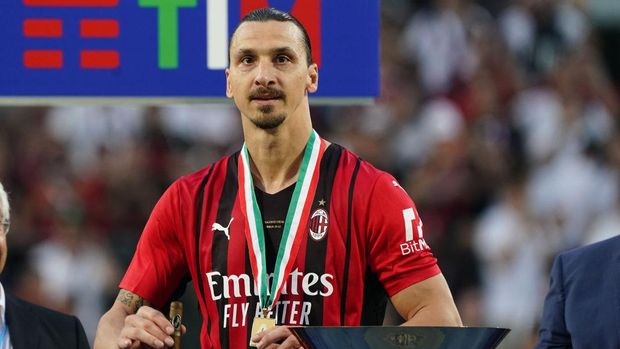 REGGIO NELL'EMILIA, ITALY - MAY 22: Zlatan Ibrahimovic celebrates at the end of the Serie A match between US Sassuolo and AC Milan at Mapei Stadium - Citta' del Tricolore on May 22, 2022 in Reggio nell'Emilia, Italy. (Photo by Pier Marco Tacca/AC Milan via Getty Images)