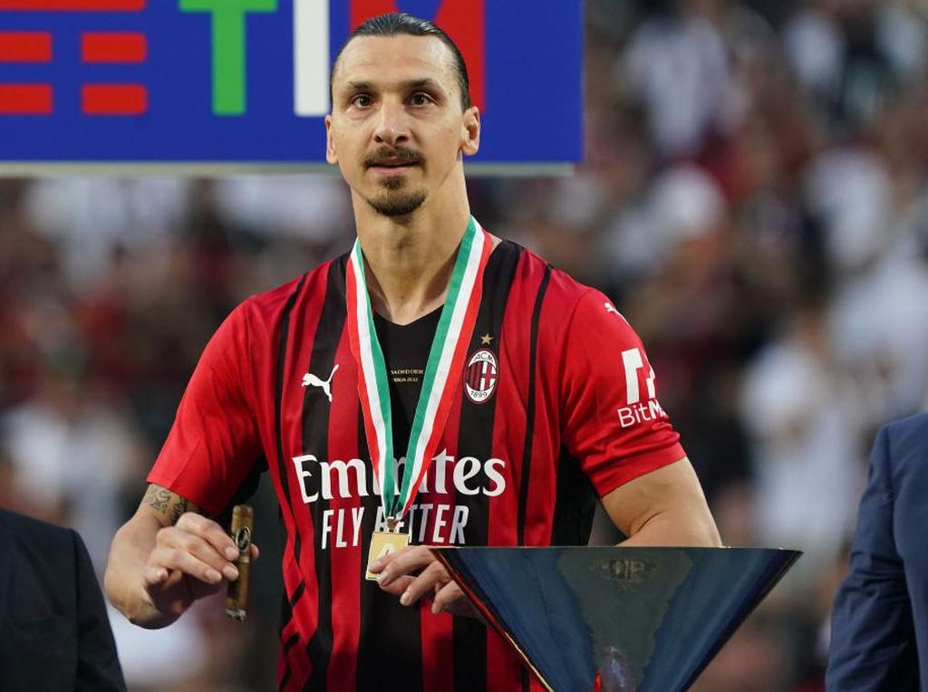 Sah! Zlatan Ibrahimovic Tetap Berseragam AC Milan Selama Semusim