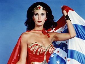 Saat Lynda Carter Jadi Wonderful Woman Bareng Deadpool Saat Lynda Carter Jadi Wonderful Woman Bareng Deadpool