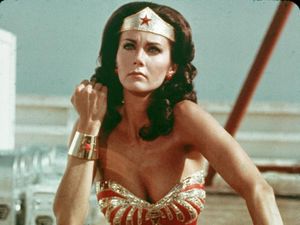 6 Potret Lynda Carter Sang Wonder Woman Lawas Sebelum Gal Gadot 6 Potret Lynda Carter Sang Wonder Woman Lawas Sebelum Gal Gadot