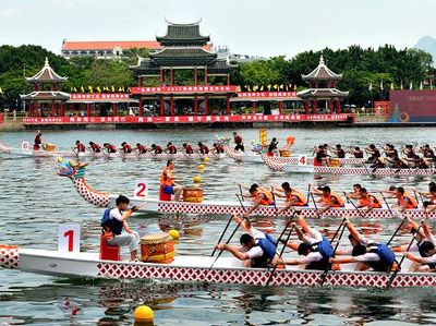Adu Cepat Perahu Naga Lintasi Selat Taiwan