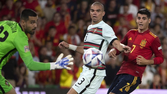 Spains forward Alvaro Morata (R) and Portugals defender Pepe (C) looks at the ball next to Portugals goalkeeper Diogo Costa during the UEFA Nations League, league A group 2 football match between Spain and Portugal, at the Benito Villamarin stadium in Seville on June 2, 2022. (Photo by JORGE GUERRERO / AFP) (Photo by JORGE GUERRERO/AFP via Getty Images)