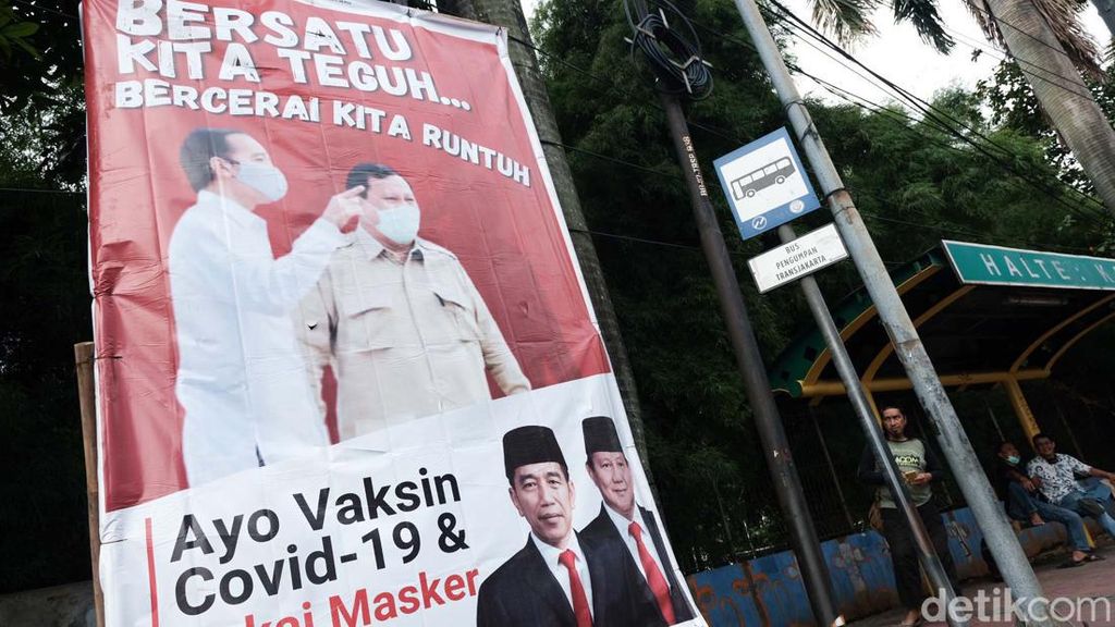 Baliho Jokowi-Prabowo Muncul di Halte Kartini Jaksel, Pertanda Apa?