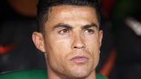 Ronaldo pun harus puas menyaksikan rekan setimnya berduel dengan Spanyol dari bangku cadangan. (Foto: Getty Images/Quality Sport Images)