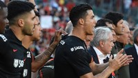 Ronaldo beberapa kali berdiri di pinggir lapangan dan memberi dukungan kepada Pepe dkk. (Foto: Getty Images/Zed Jameson/MB Media)
