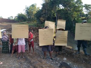 Kunjungan Wapres ke Mojokerto Diwarnai Demo Warga Tuntut Setop Galian C Kunjungan Wapres ke Mojokerto Diwarnai Demo Warga Tuntut Setop Galian C