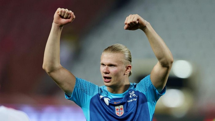 BELGRADE, SERBIA - JUNE 02: Erling Haaland of Norway celebrates after victory in the UEFA Nations League League B Group 4 match between Serbia and Norway at Stadion Rajko Mitić on June 02, 2022 in Belgrade, Serbia. (Photo by Srdjan Stevanovic/Getty Images)