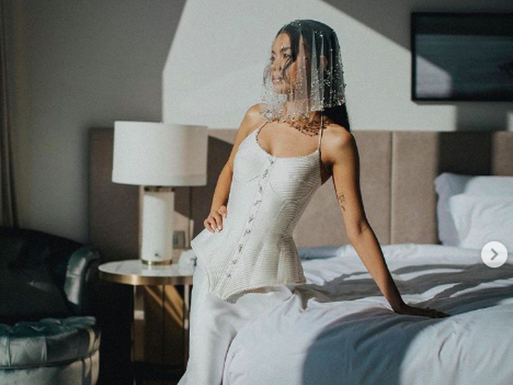 Menikah, Eva Celia Tampil Cantik Pakai Gaun Berpotongan Korset Menikah, Eva Celia Tampil Cantik Pakai Gaun Berpotongan Korset