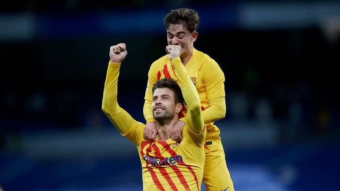 Gerard Pique and Gavi of Barcelona celebrate victory after the La Liga Santander match between Real Madrid CF and FC Barcelona at Estadio Santiago Bernabeu on March 20, 2022 in Madrid, Spain. (Photo by Jose Breton/Pics Action/NurPhoto via Getty Images)